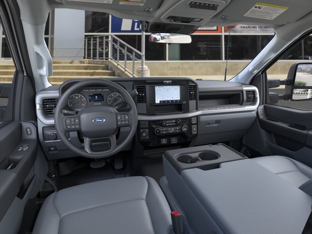 Ford Super Duty F-550 DRW Vehicle Full-screen Gallery Image 9