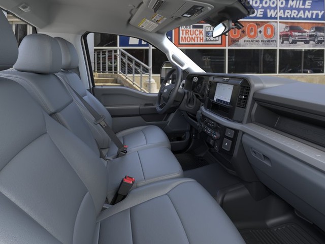 Ford Super Duty F-550 DRW Vehicle Full-screen Gallery Image 11