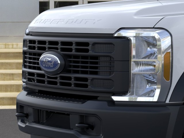 Ford Super Duty F-550 DRW Vehicle Full-screen Gallery Image 17