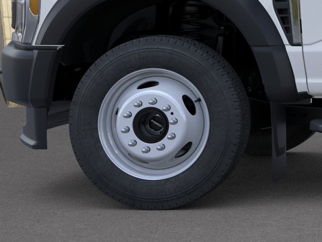 Ford Super Duty F-550 DRW Vehicle Full-screen Gallery Image 19
