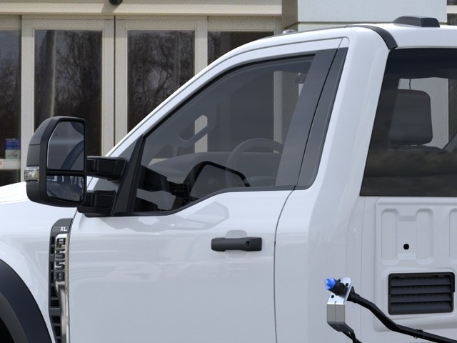 Ford Super Duty F-550 DRW Vehicle Full-screen Gallery Image 20