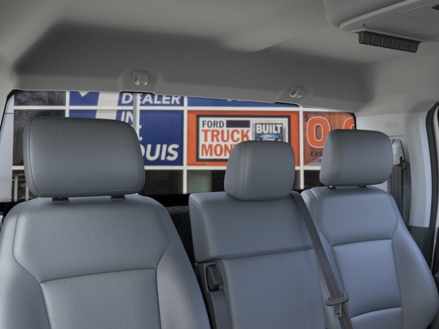 Ford Super Duty F-550 DRW Vehicle Full-screen Gallery Image 22