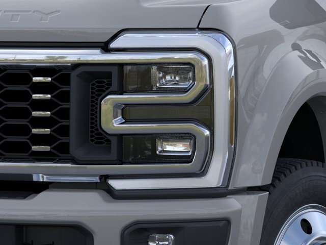 Ford Super Duty F-450 DRW Vehicle Image 18