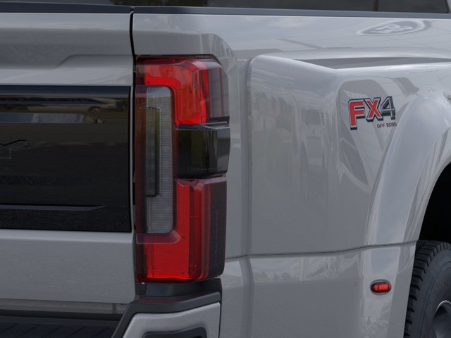 Ford Super Duty F-450 DRW Vehicle Image 21
