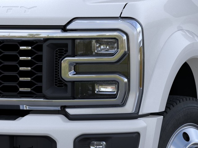 Ford Super Duty F-450 DRW Vehicle Image 18