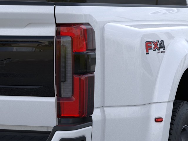 Ford Super Duty F-450 DRW Vehicle Image 21