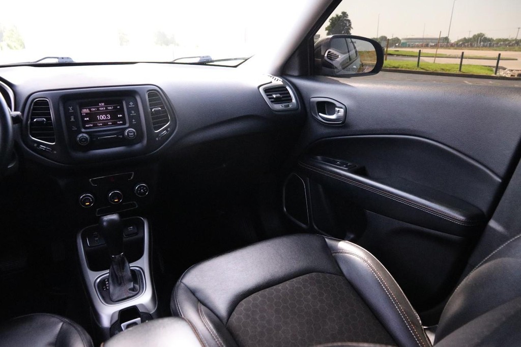 Jeep Compass Vehicle Image 24