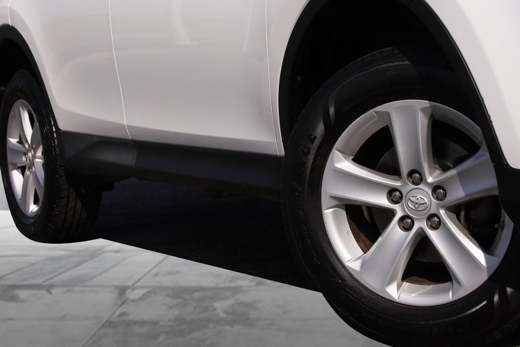 Toyota RAV4 Vehicle Full-screen Gallery Image 3