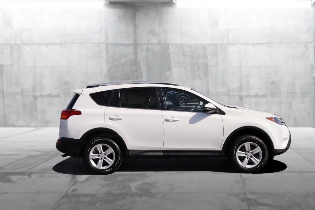 Toyota RAV4 Vehicle Full-screen Gallery Image 5