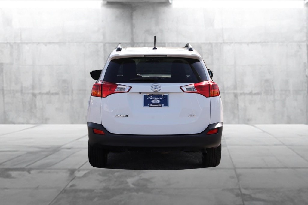 Toyota RAV4 Vehicle Full-screen Gallery Image 6