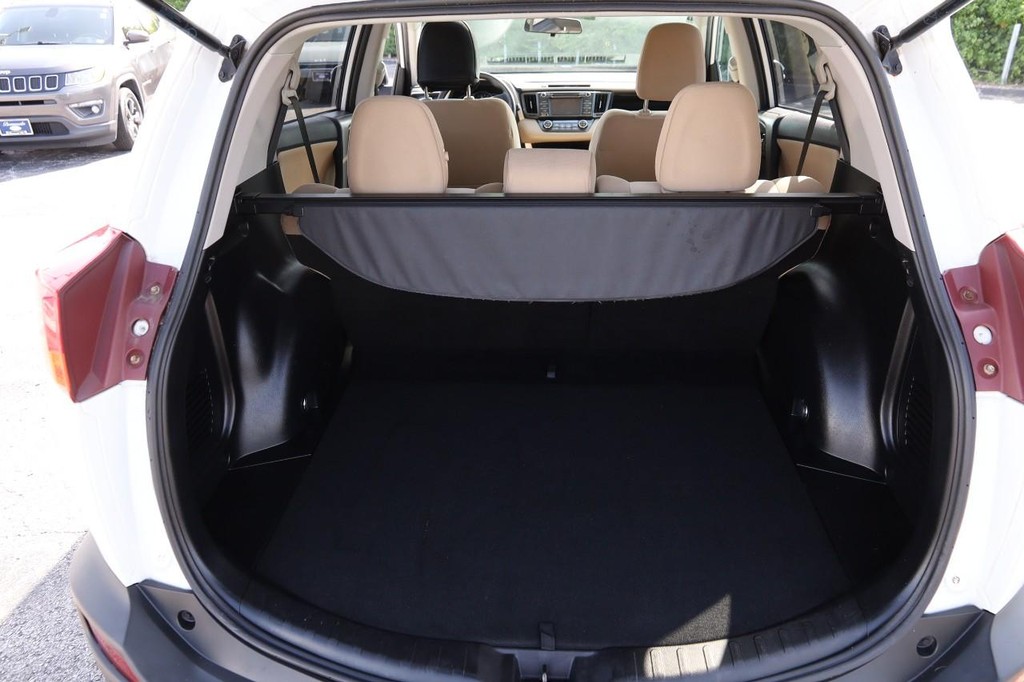 Toyota RAV4 Vehicle Full-screen Gallery Image 7