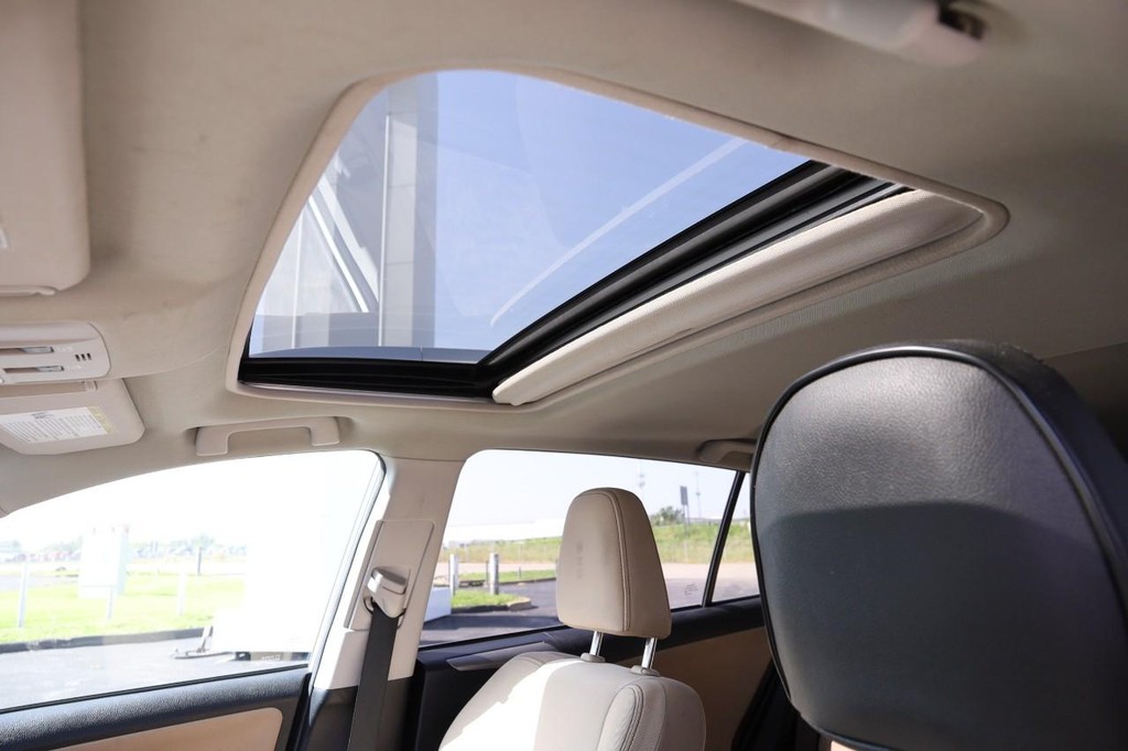 Toyota RAV4 Vehicle Full-screen Gallery Image 8