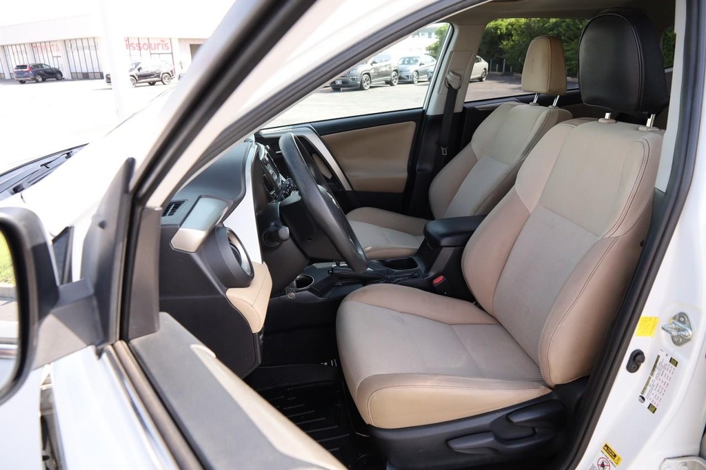 Toyota RAV4 Vehicle Full-screen Gallery Image 9