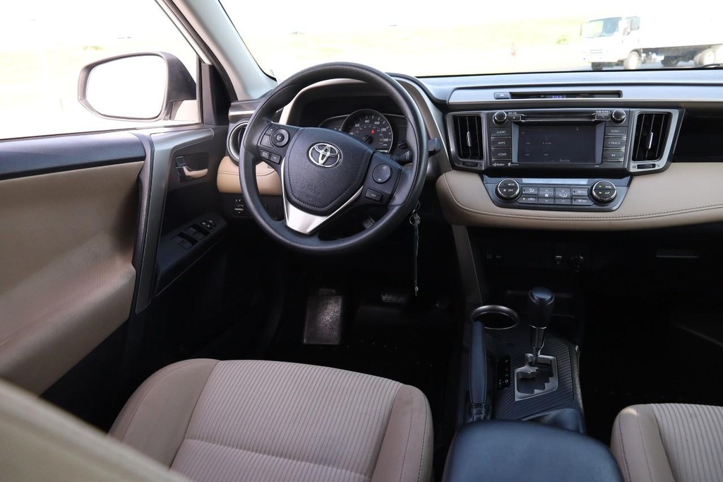 Toyota RAV4 Vehicle Full-screen Gallery Image 11
