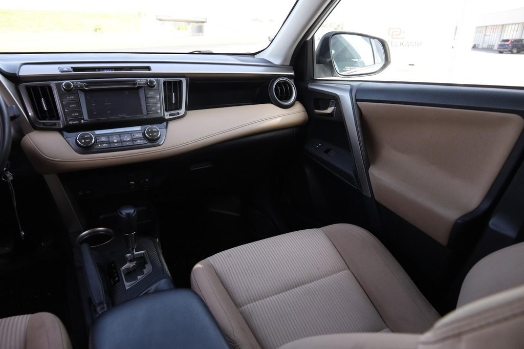 Toyota RAV4 Vehicle Full-screen Gallery Image 14