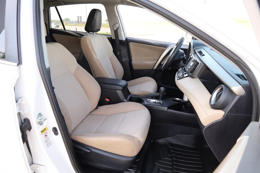 Toyota RAV4 Vehicle Full-screen Gallery Image 15