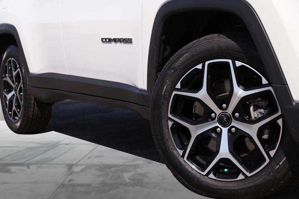 Jeep Compass Vehicle Image 03
