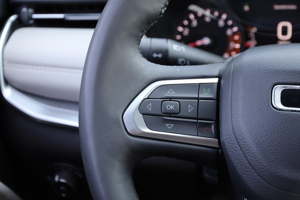 Jeep Compass Vehicle Image 11