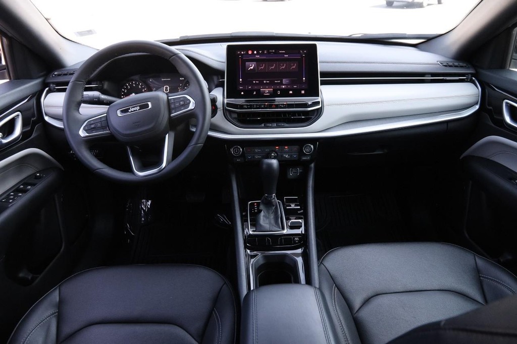 Jeep Compass Vehicle Image 20