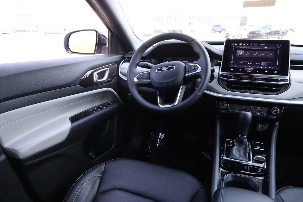 Jeep Compass Vehicle Image 21
