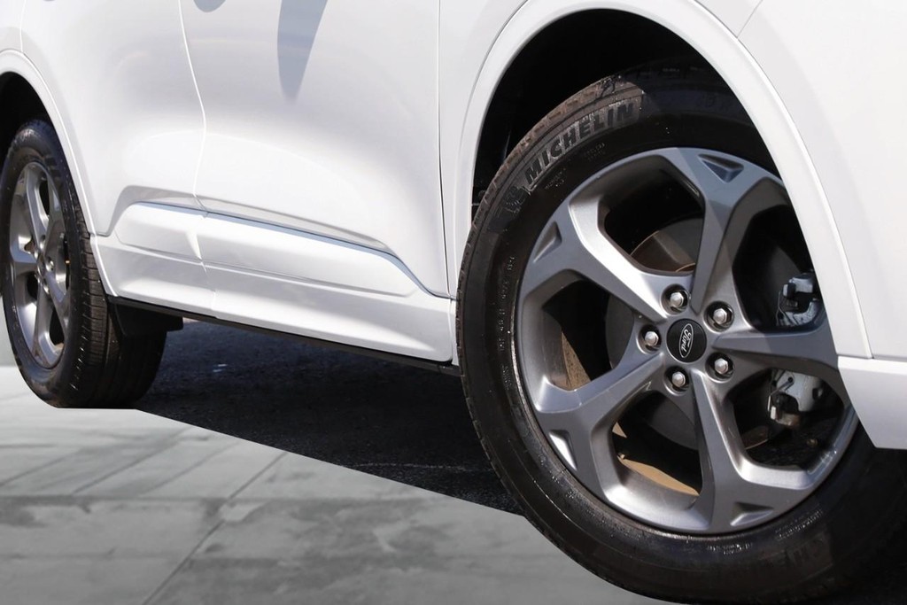 Ford Escape Vehicle Full-screen Gallery Image 03
