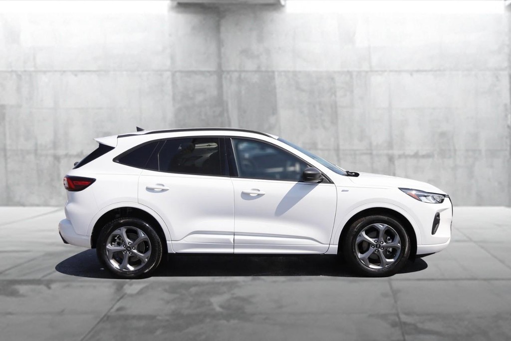 Ford Escape Vehicle Full-screen Gallery Image 05
