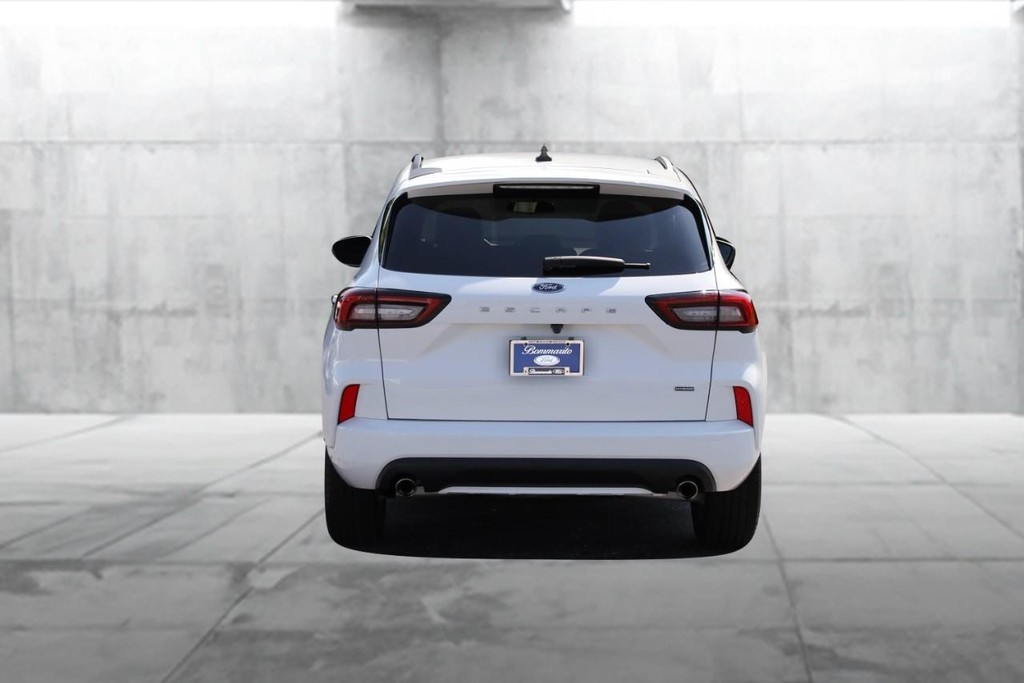 Ford Escape Vehicle Full-screen Gallery Image 06