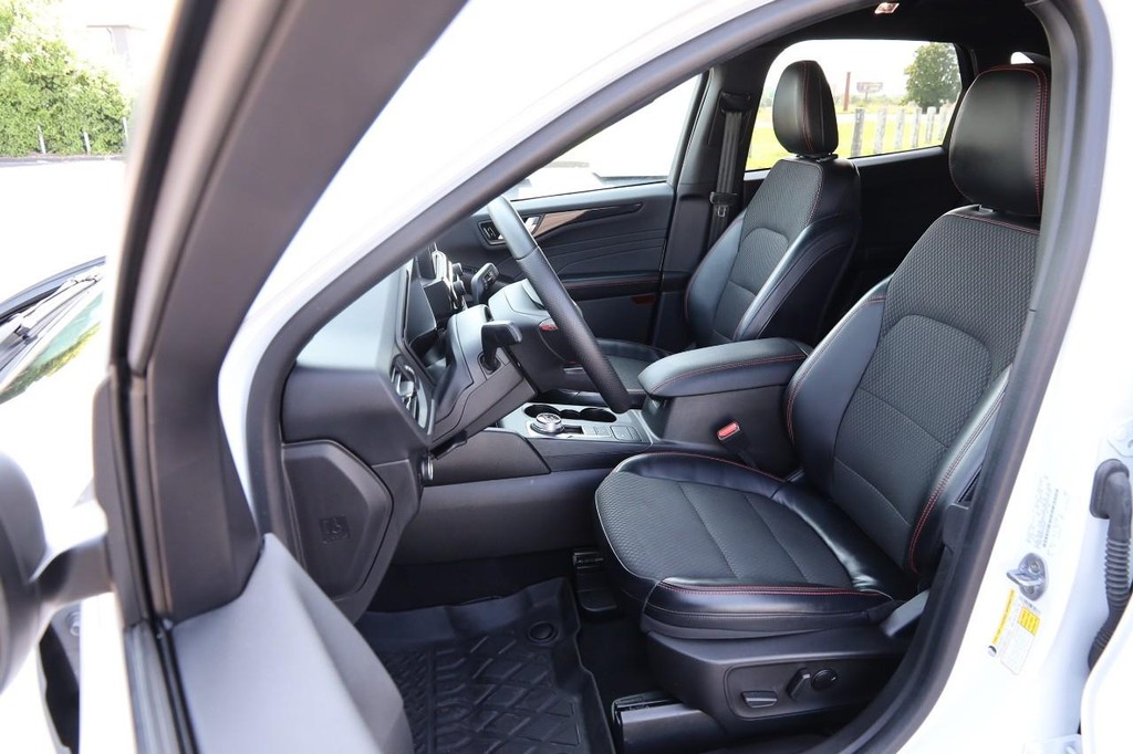 Ford Escape Vehicle Full-screen Gallery Image 09