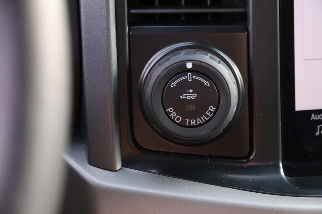Ford F-150 Vehicle Full-screen Gallery Image 16
