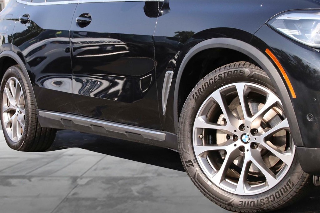 BMW X5 Vehicle Full-screen Gallery Image 03