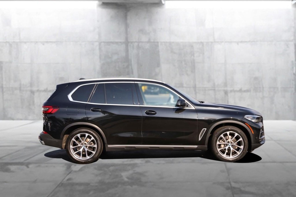 BMW X5 Vehicle Full-screen Gallery Image 05