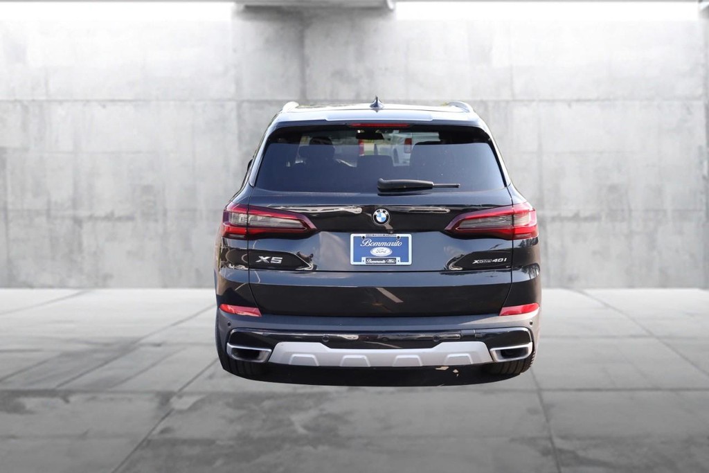 BMW X5 Vehicle Full-screen Gallery Image 06