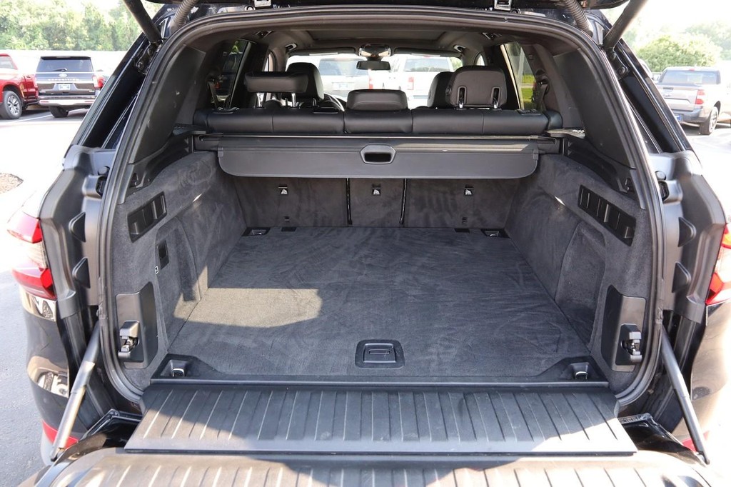 BMW X5 Vehicle Full-screen Gallery Image 07
