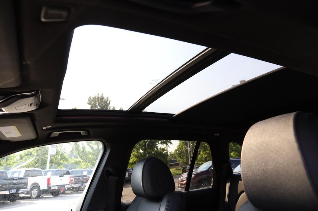 BMW X5 Vehicle Full-screen Gallery Image 09