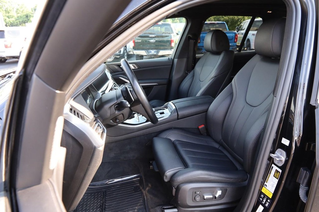 BMW X5 Vehicle Full-screen Gallery Image 10