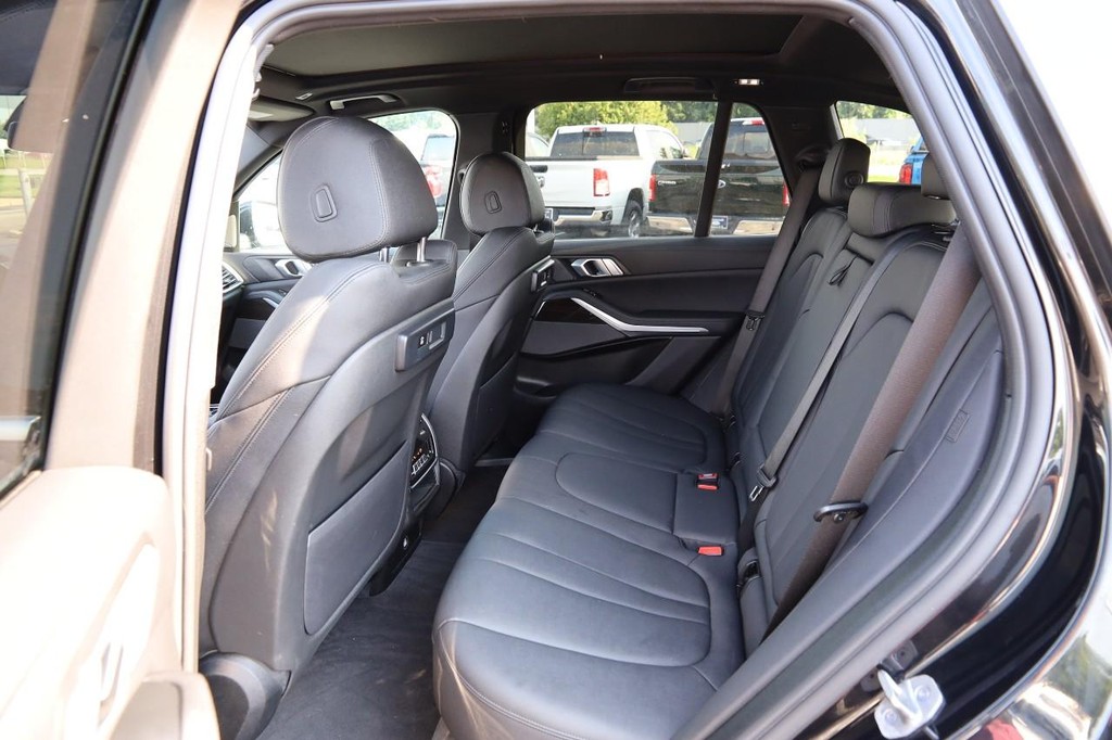 BMW X5 Vehicle Full-screen Gallery Image 11