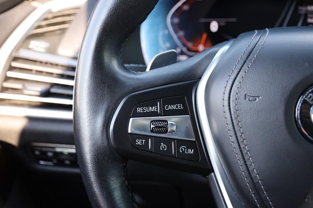BMW X5 Vehicle Full-screen Gallery Image 13