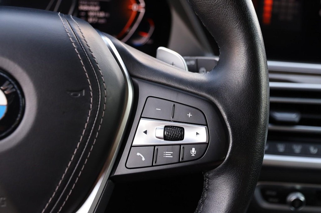 BMW X5 Vehicle Full-screen Gallery Image 14