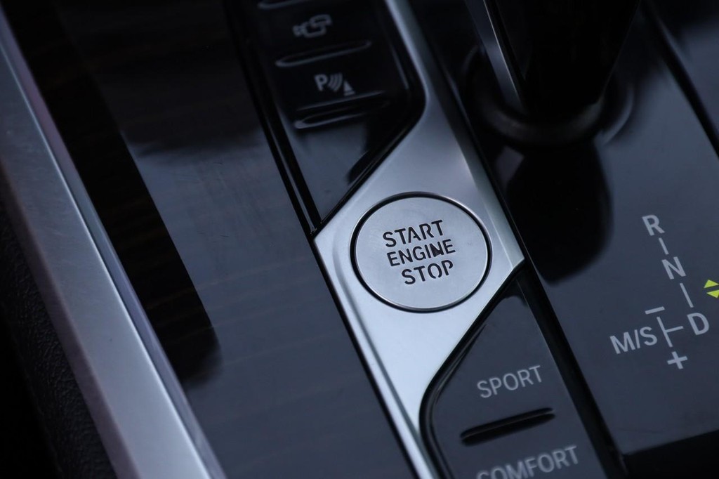 BMW X5 Vehicle Full-screen Gallery Image 16