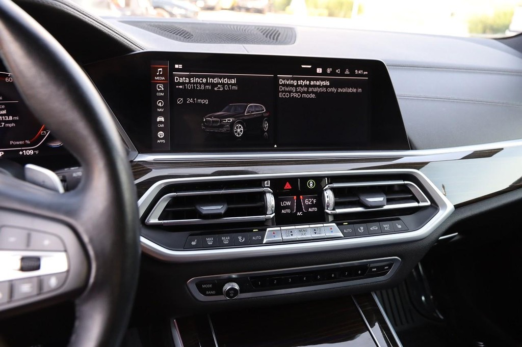 BMW X5 Vehicle Full-screen Gallery Image 17