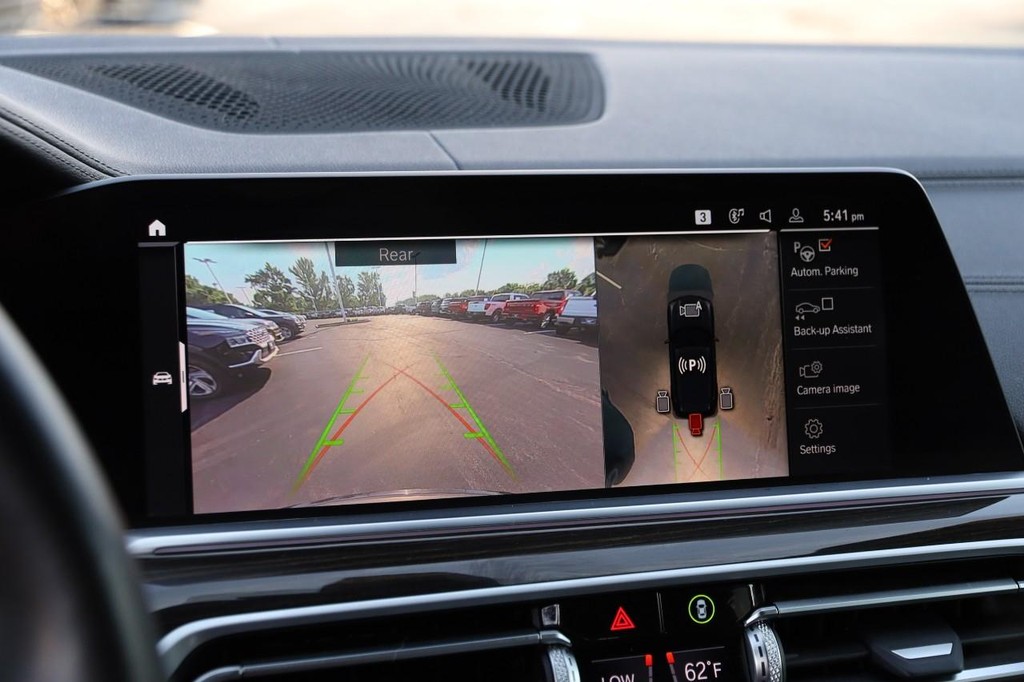 BMW X5 Vehicle Full-screen Gallery Image 19