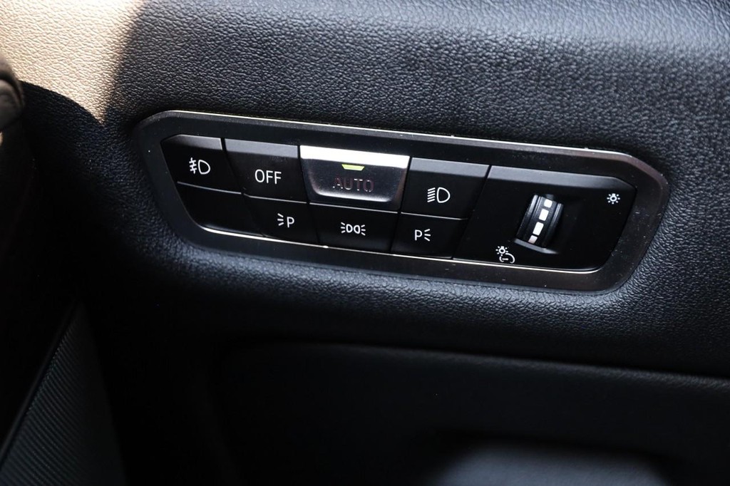BMW X5 Vehicle Full-screen Gallery Image 24