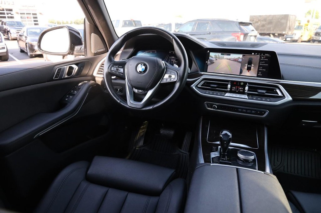BMW X5 Vehicle Full-screen Gallery Image 26