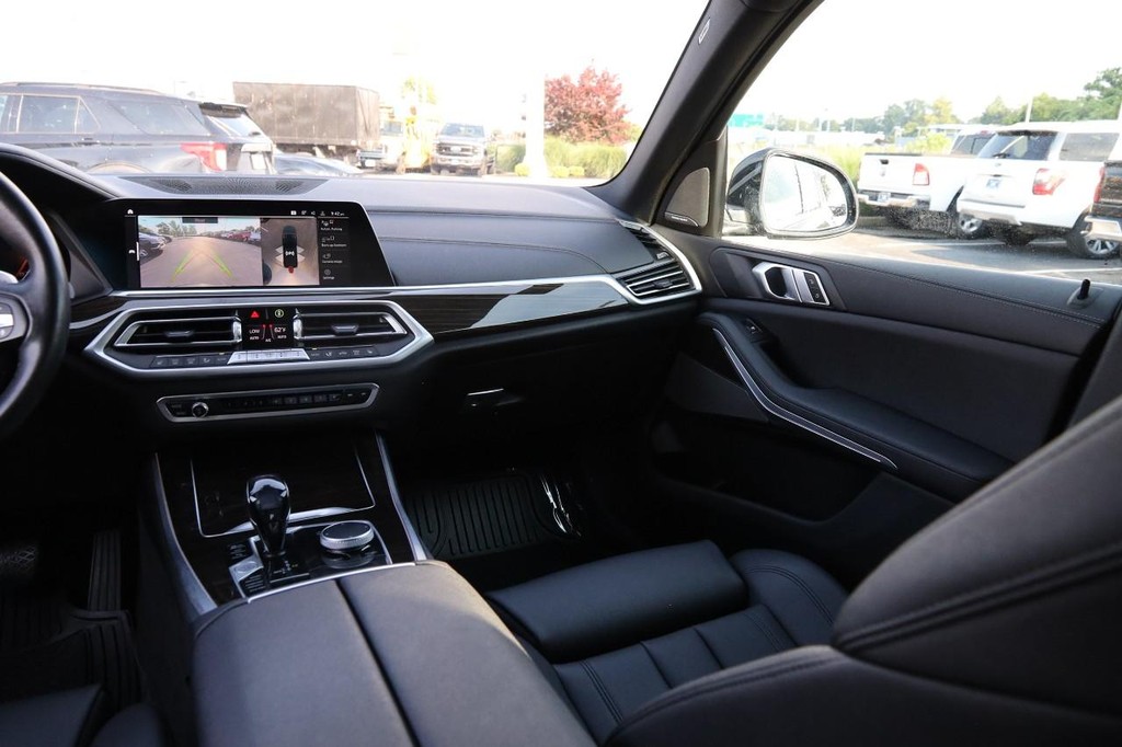 BMW X5 Vehicle Full-screen Gallery Image 29