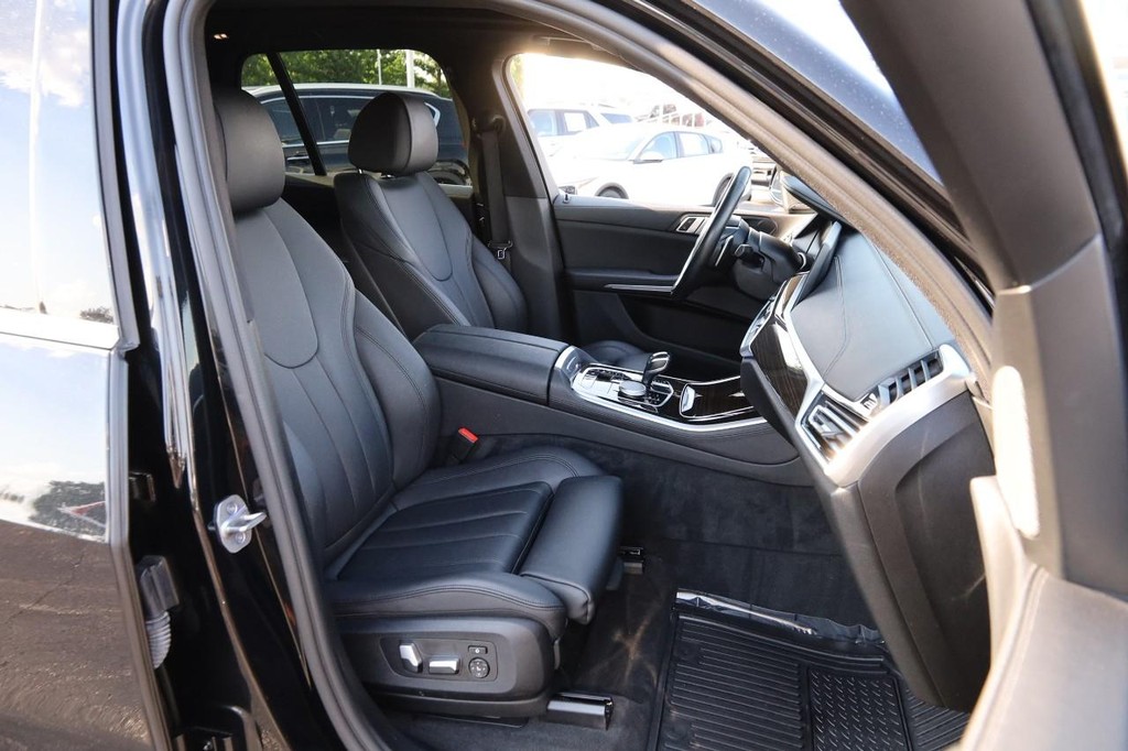 BMW X5 Vehicle Full-screen Gallery Image 30