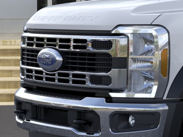 Ford Super Duty F-550 DRW Vehicle Image 17