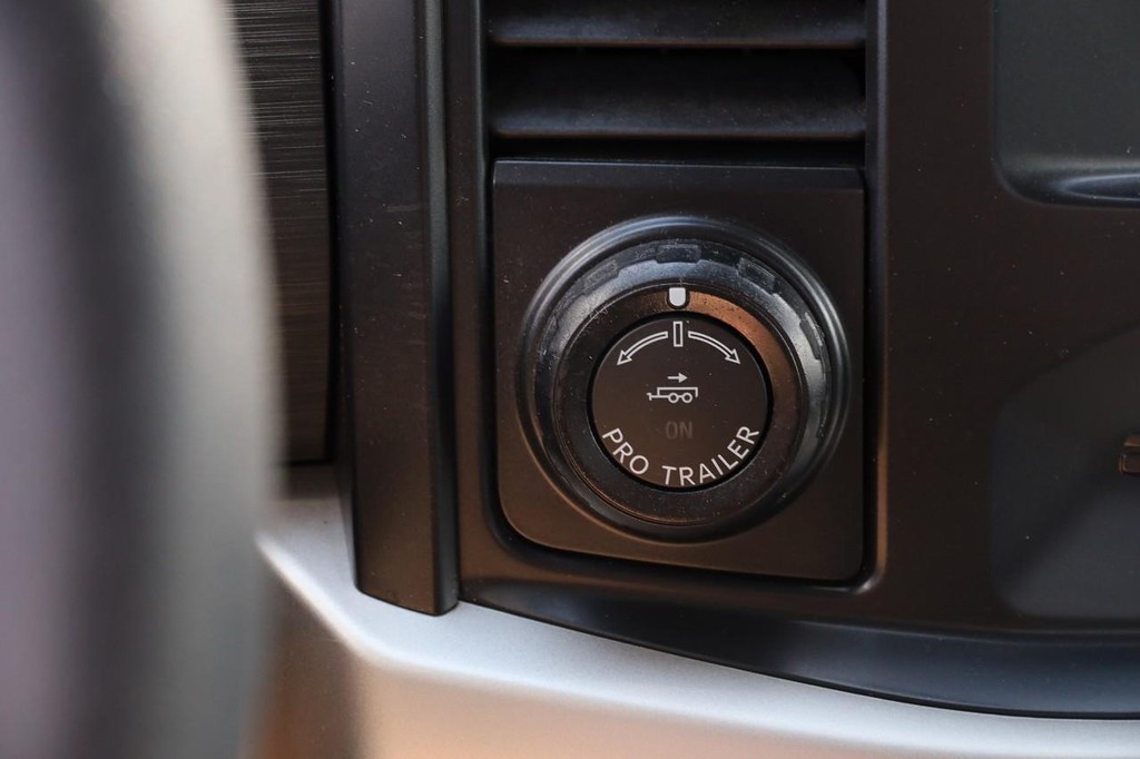 Ford F-150 Vehicle Full-screen Gallery Image 15
