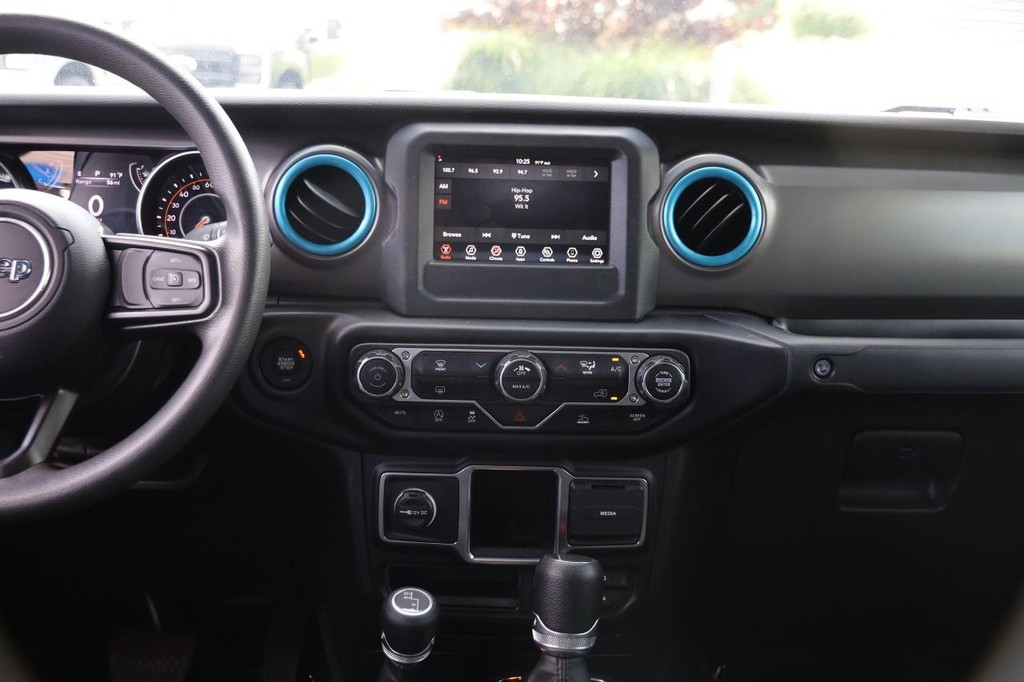 Jeep Gladiator Vehicle Image 24