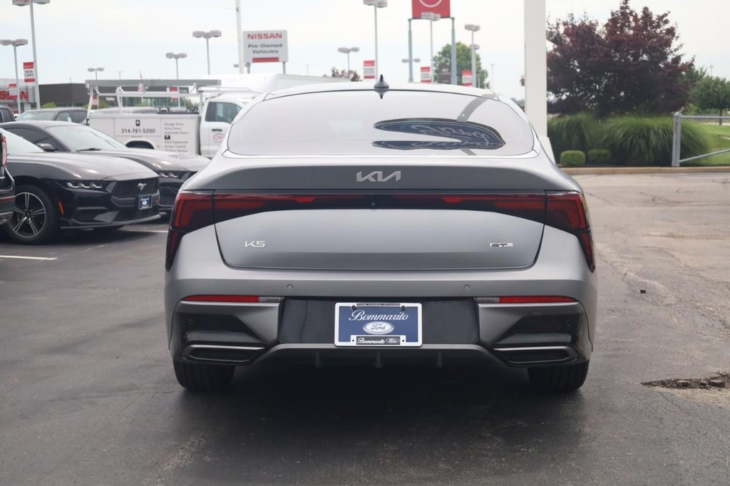 Kia K5 Vehicle Full-screen Gallery Image 4
