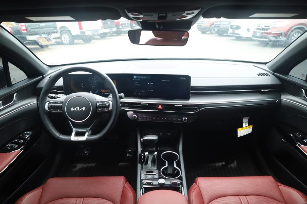 Kia K5 Vehicle Full-screen Gallery Image 6